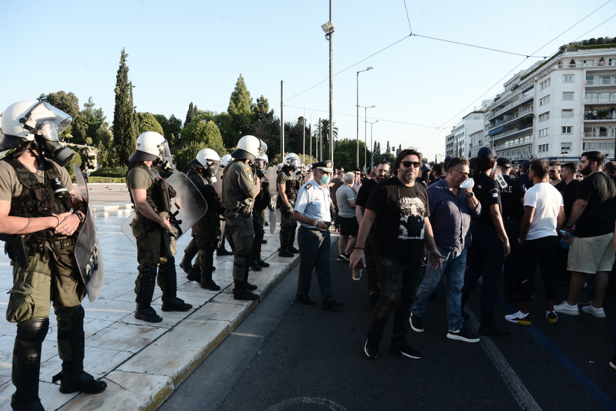 Διαμαρτυρία έξω από τη Βουλή για το κλείσιμο των νυχτερινών κέντρων τα μεσάνυχτα 