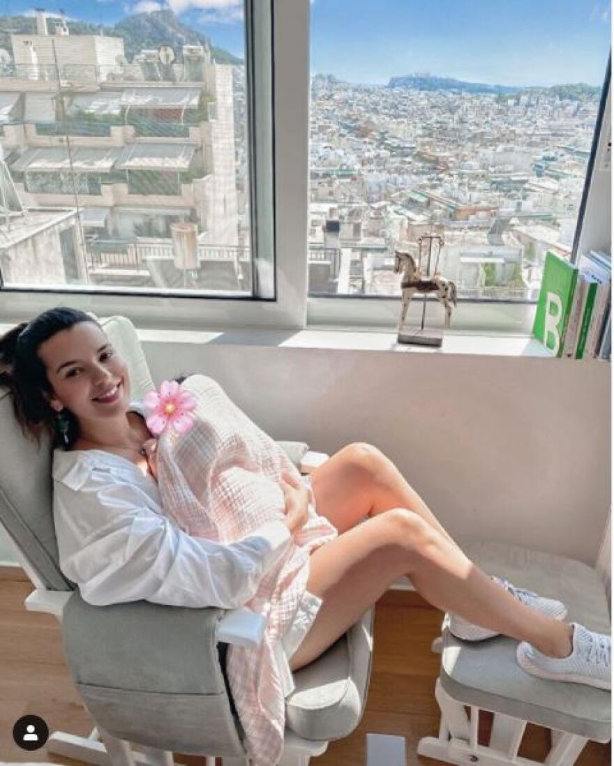 Νικολέττα Ράλλη: Ποζάρει στο σπίτι αγκαλιά με την κορούλα της 