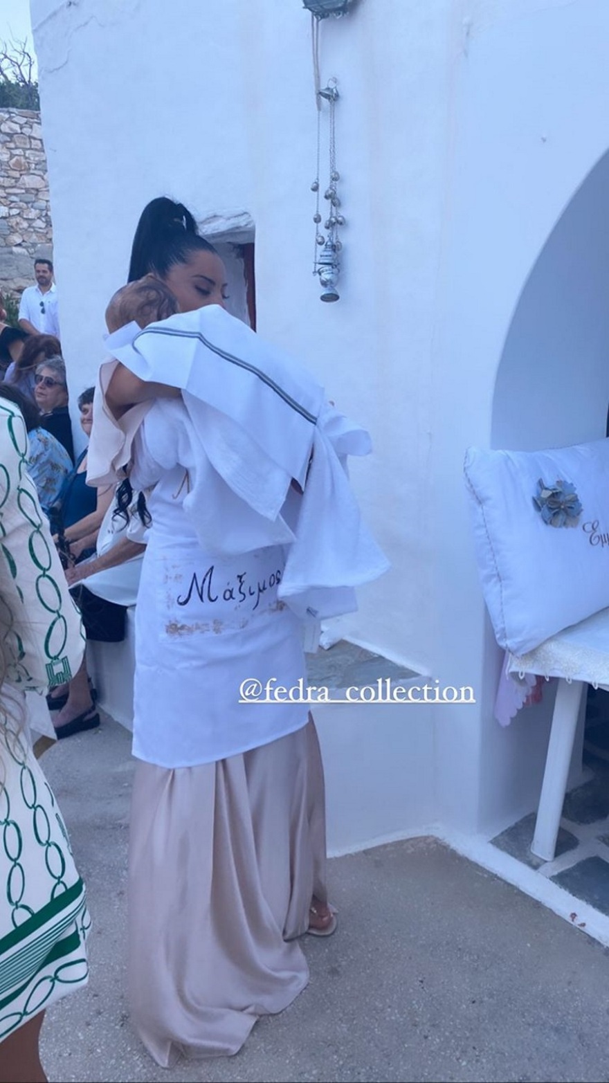 Η Δήμητρα Αλεξανδράκη έγινε νονά στην Πάρο - Δείτε βίντεο