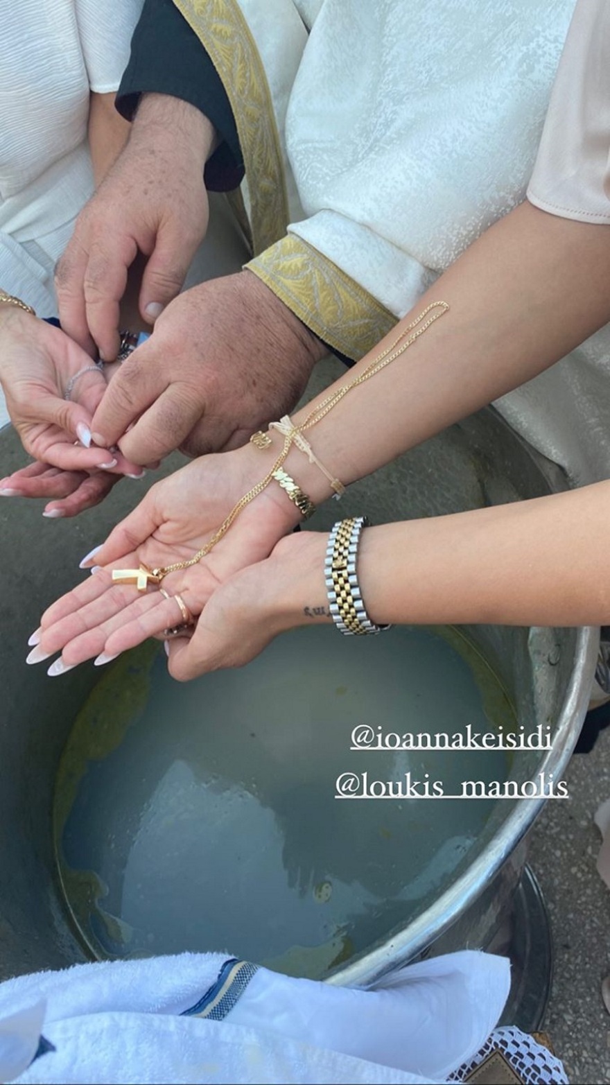 Η Δήμητρα Αλεξανδράκη έγινε νονά στην Πάρο - Δείτε βίντεο