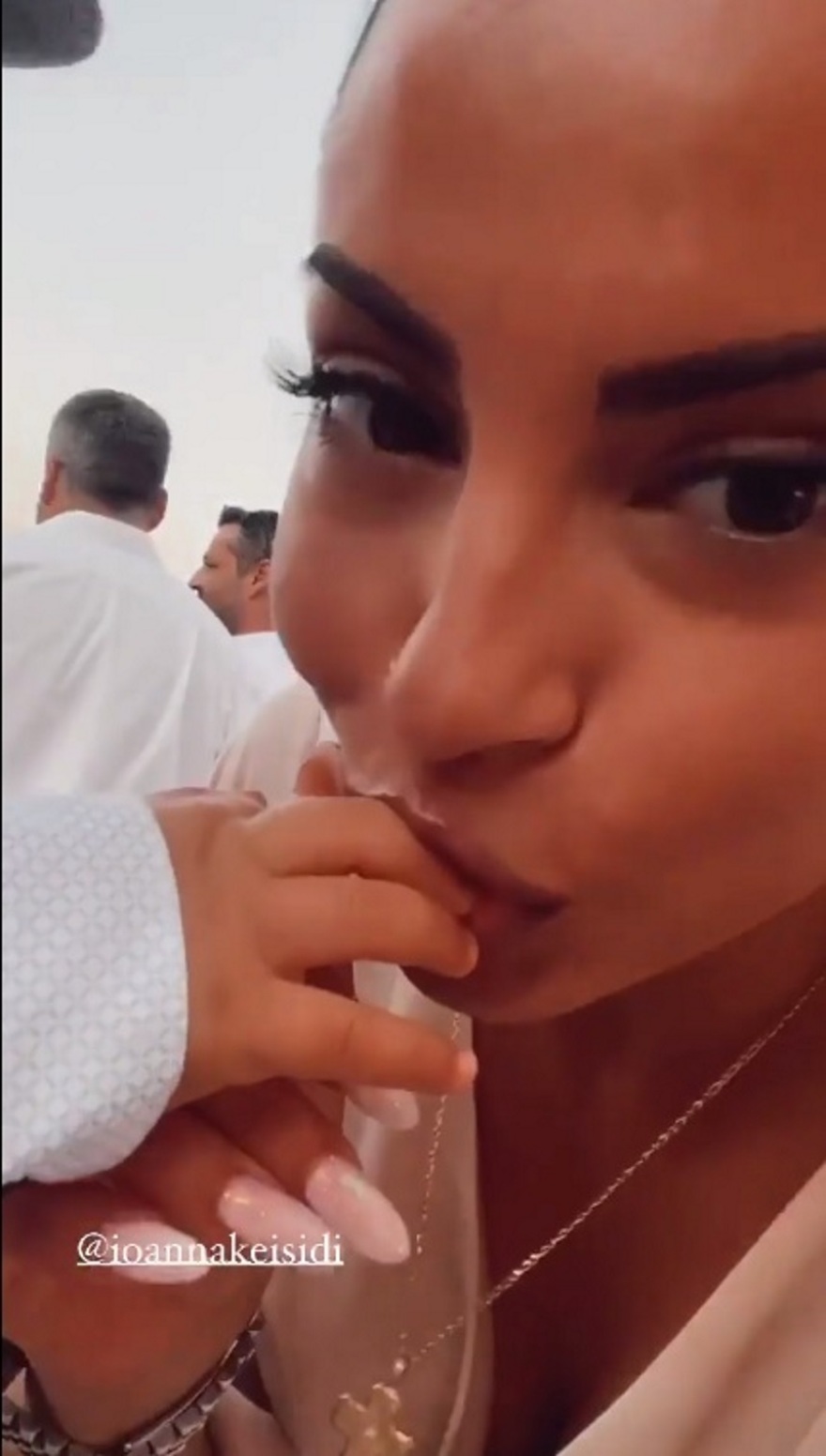 Η Δήμητρα Αλεξανδράκη έγινε νονά στην Πάρο - Δείτε βίντεο