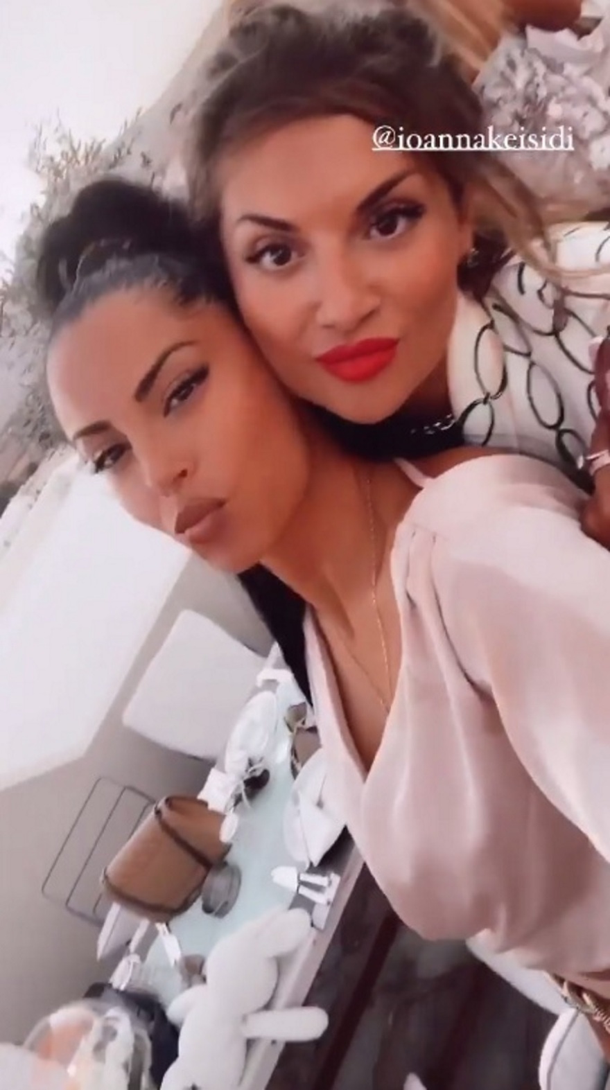 Η Δήμητρα Αλεξανδράκη έγινε νονά στην Πάρο - Δείτε βίντεο