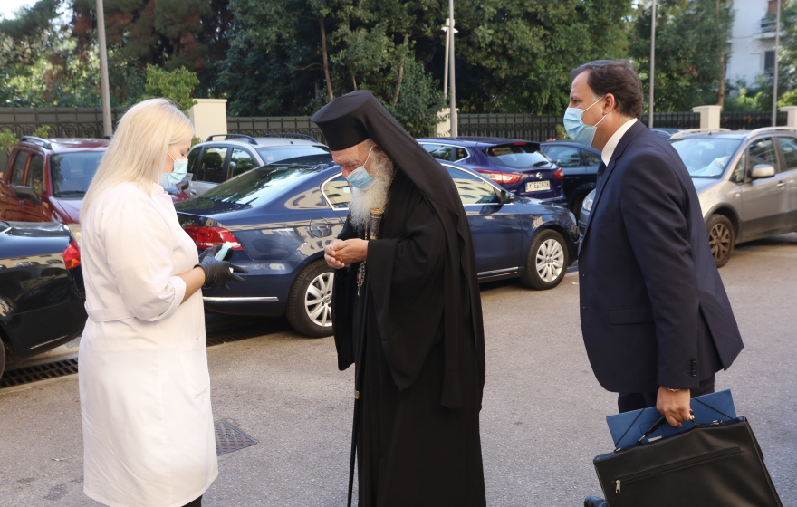 Κορωνοϊός - Φωτογραφίες: Θερμομετρούν τον αρχιεπίσκοπο Ιερώνυμο στην είσοδο της Ιεράς Συνόδου