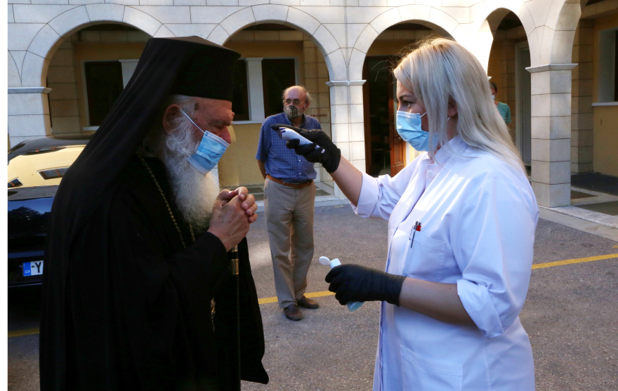 Κορωνοϊός - Φωτογραφίες: Θερμομετρούν τον αρχιεπίσκοπο Ιερώνυμο στην είσοδο της Ιεράς Συνόδου