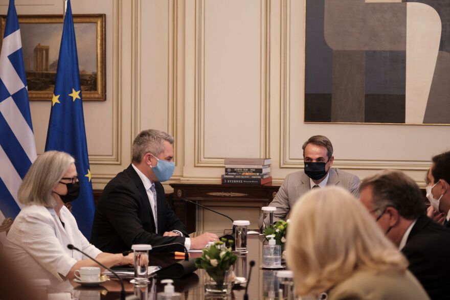 Συνάντηση του Κυριάκου Μητσοτάκη με τον υπουργό Εσωτερικών της Αυστρίας