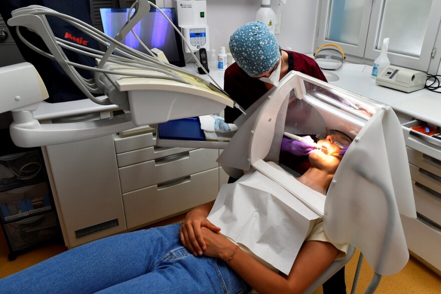 Κορωνοϊός: Δείτε πώς έχουν διαμορφώσει τα οδοντιατρεία τους στη Γαλλία εξαιτίας του ιού 