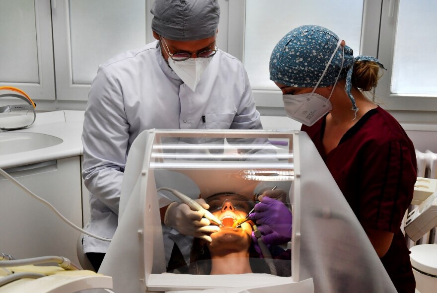 Κορωνοϊός: Δείτε πώς έχουν διαμορφώσει τα οδοντιατρεία τους στη Γαλλία εξαιτίας του ιού 