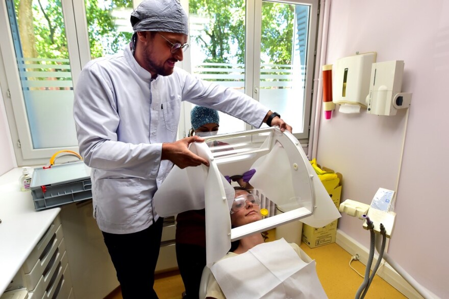 Κορωνοϊός: Δείτε πώς έχουν διαμορφώσει τα οδοντιατρεία τους στη Γαλλία εξαιτίας του ιού 