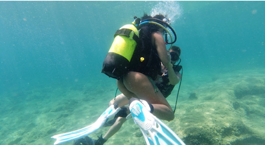 Βαθιά ανάσα: Η πρώτη ελληνική υποβρύχια ταινία πορνό είναι εδώ!