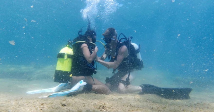 Βαθιά ανάσα: Η πρώτη ελληνική υποβρύχια ταινία πορνό είναι εδώ!