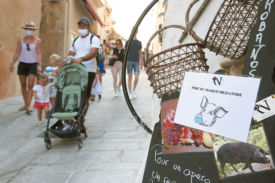 Η διεθνής των COVIDIOTS: Ποιοι κήρυξαν πόλεμο σε μάσκες και εμβόλια