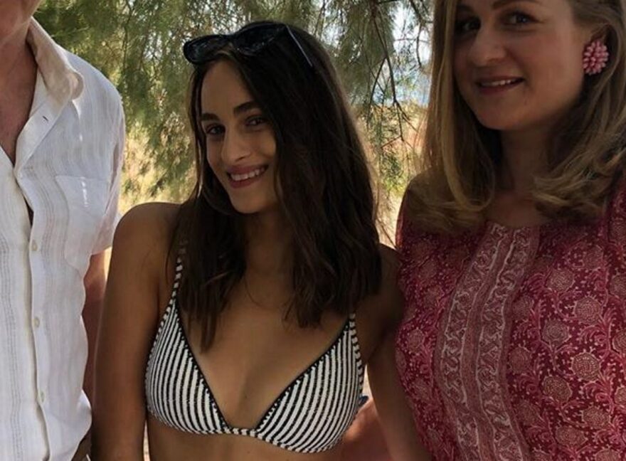 Η κόρη του Τόλη Βοσκόπουλου και της Άντζελας Γκερέκου κάνει ντεμπούτο σε σίριαλ της ΕΡΤ