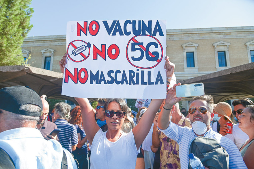 Η διεθνής των COVIDIOTS: Ποιοι κήρυξαν πόλεμο σε μάσκες και εμβόλια