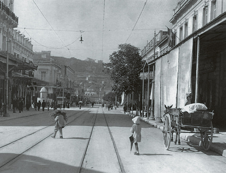 Η δυναστεία των Αγγελόπουλων σε ένα λεύκωμα