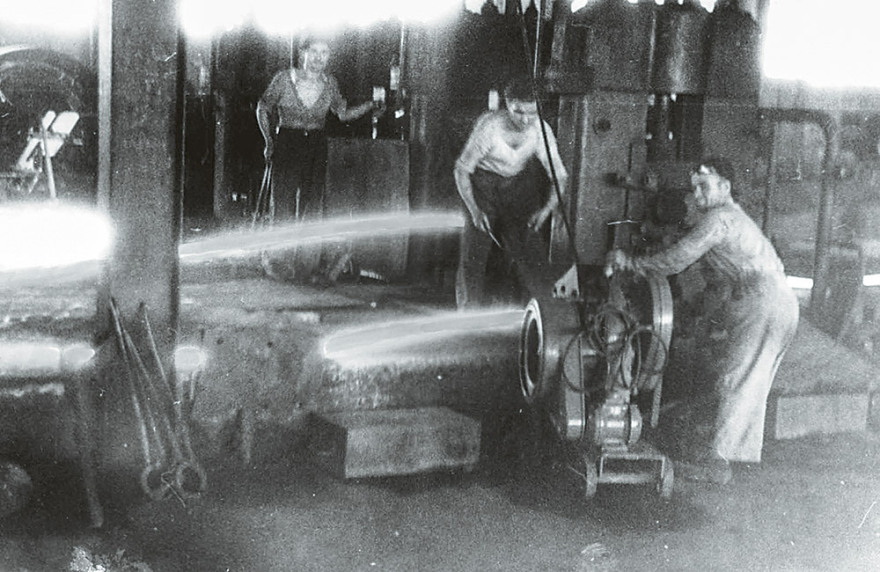 Η δυναστεία των Αγγελόπουλων σε ένα λεύκωμα