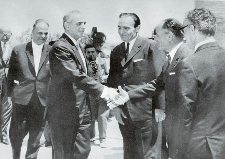 Η δυναστεία των Αγγελόπουλων σε ένα λεύκωμα