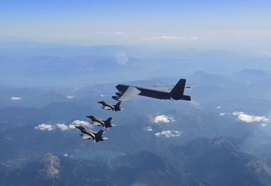 Ακραία τουρκική πρόκληση: Δύο μαχητικά παρενόχλησαν τα ελληνικά F-16 που συνόδευαν το αμερικανικό βομβαρδιστικό Β-52