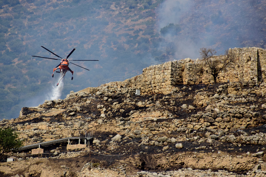 Μυκήνες: Μάχη με τη φωτιά ακόμα και μέσα στον αρχαιολογικό χώρο - Ποια τμήματα έχουν πληγεί