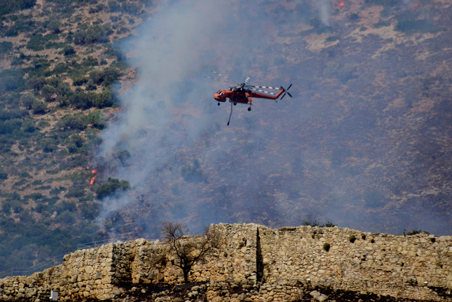 Μυκήνες: Μάχη με τη φωτιά ακόμα και μέσα στον αρχαιολογικό χώρο - Ποια τμήματα έχουν πληγεί