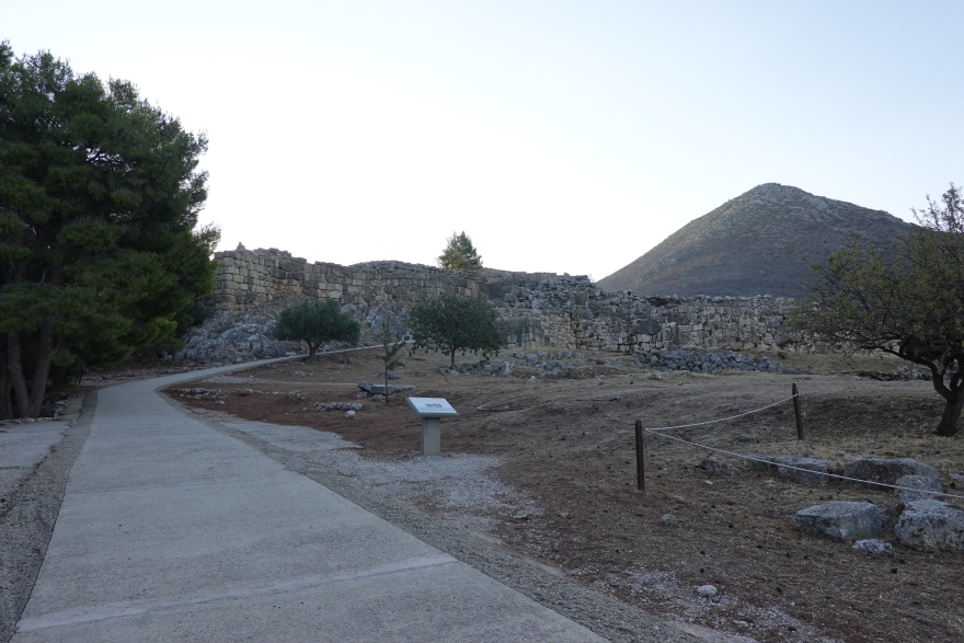 Αυτοψία Μενδώνη στις Μυκήνες και νέες φωτογραφίες του αρχαιολογικού χώρου μετά την πυρκαγιά