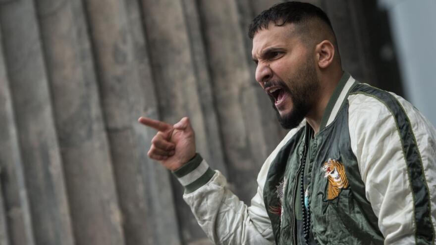 Aττίλα Χίλντμαν: Ο 39χρονος vegan μάγειρας που «μαγειρεύει» θεωρίες συνωμοσίας για τον κορωνοϊό