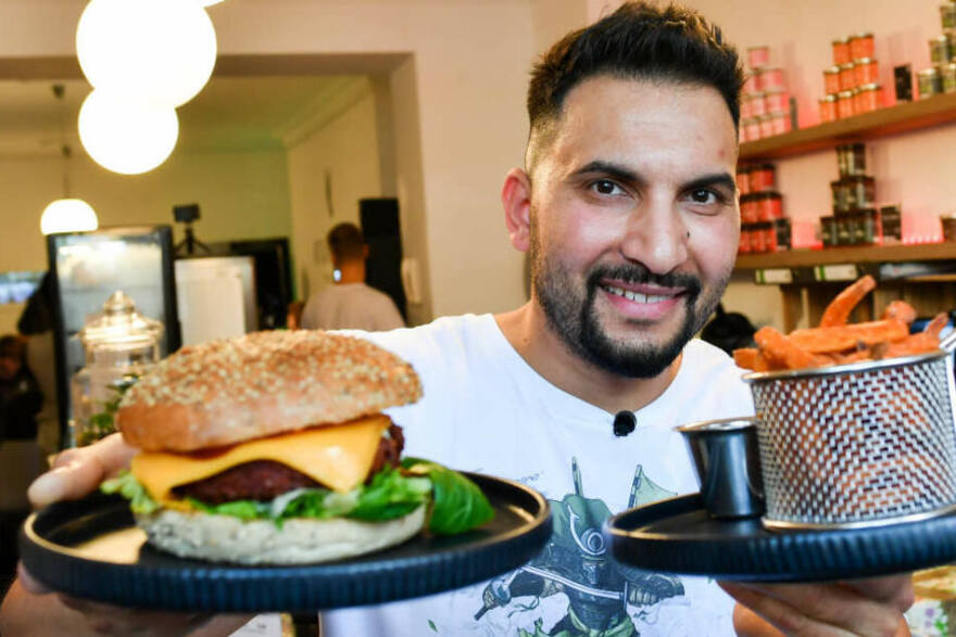 Aττίλα Χίλντμαν: Ο 39χρονος vegan μάγειρας που «μαγειρεύει» θεωρίες συνωμοσίας για τον κορωνοϊό