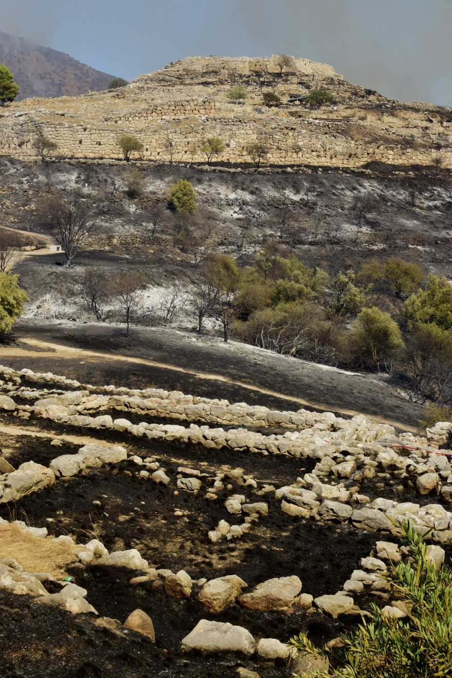 Εικόνες σοκ από τη φωτιά στις Μυκήνες - Οι φλόγες πέρασαν μέσα από τον αρχαιολογικό χώρο