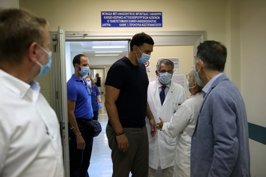 Επίθεση στο «Αττικόν»:  Κικίλιας-Τσιόδρας επισκέφθηκαν την τραυματισμένη νοσηλεύτρια - Τι εξήγγειλε ο υπ. Υγείας