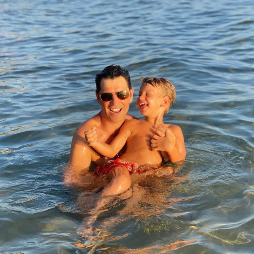 Κάτια Ζυγούλη: Φωτογραφίζει τον Σάκη Ρουβά με τον γιο τους Απόλλωνα 