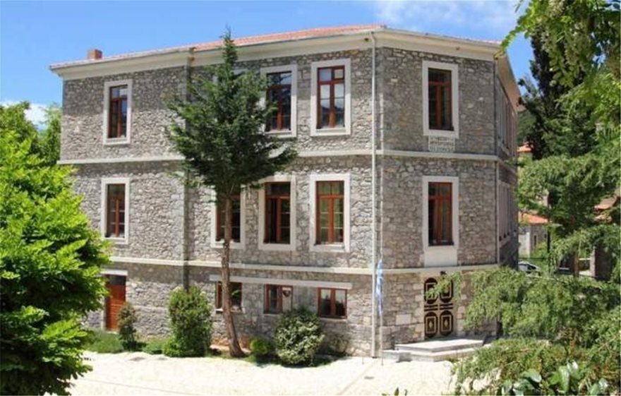 Σπουδές κοσμήματος στη Σχολή Αργυροχρυσοχοΐας Στεμνίτσας