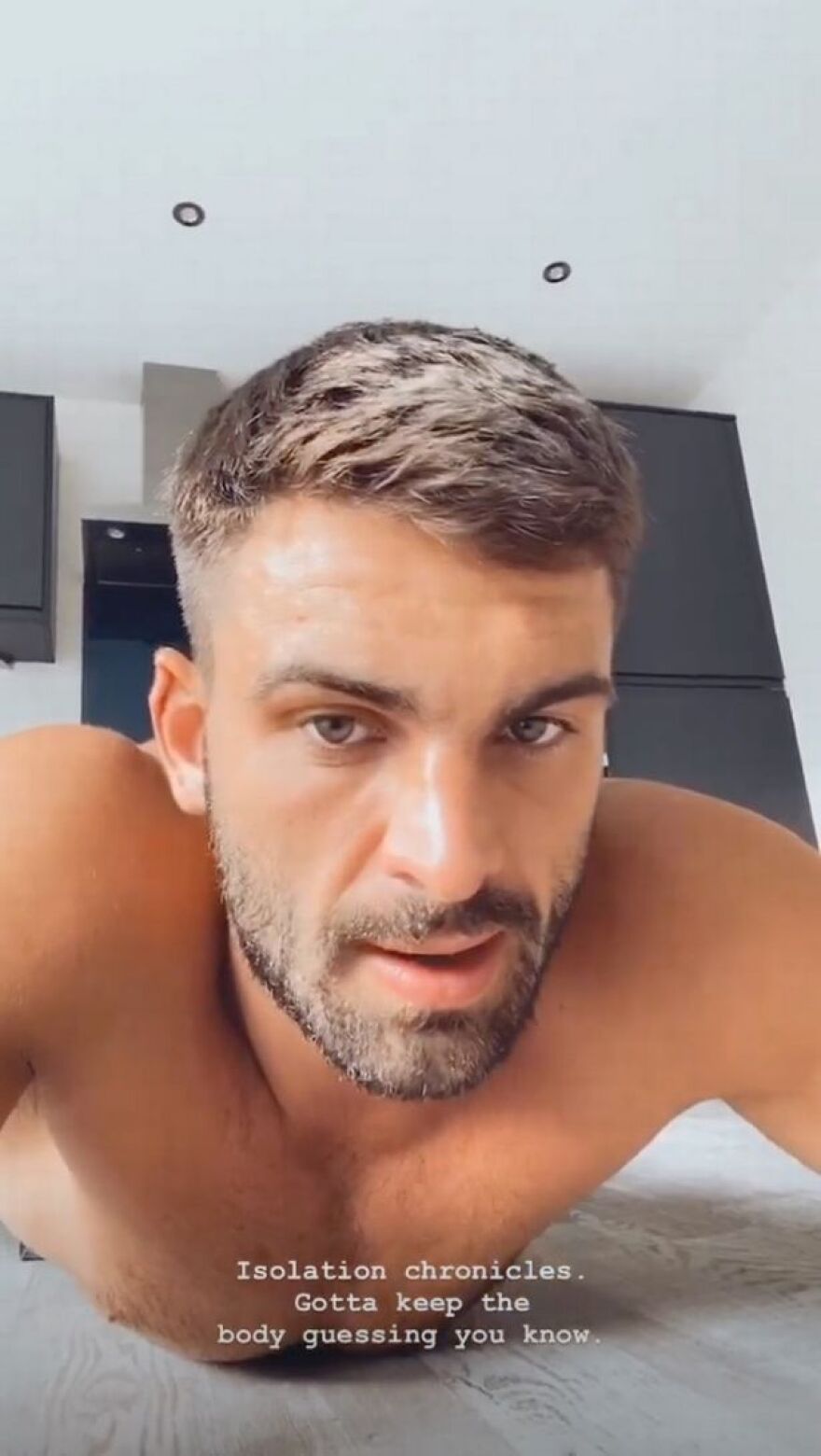  Άνταμ Κόλαρντ: Θετικός στον κορωνοϊό ο σταρ του βρετανικού ριάλιτι «Love Island» - Μετά τις διακοπές του στην Ελλάδα