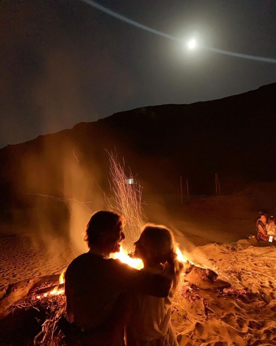 Ελένη Μενεγάκη - Μάκης Παντζόπουλος: Πάρτι με φωτιές στην παραλία 