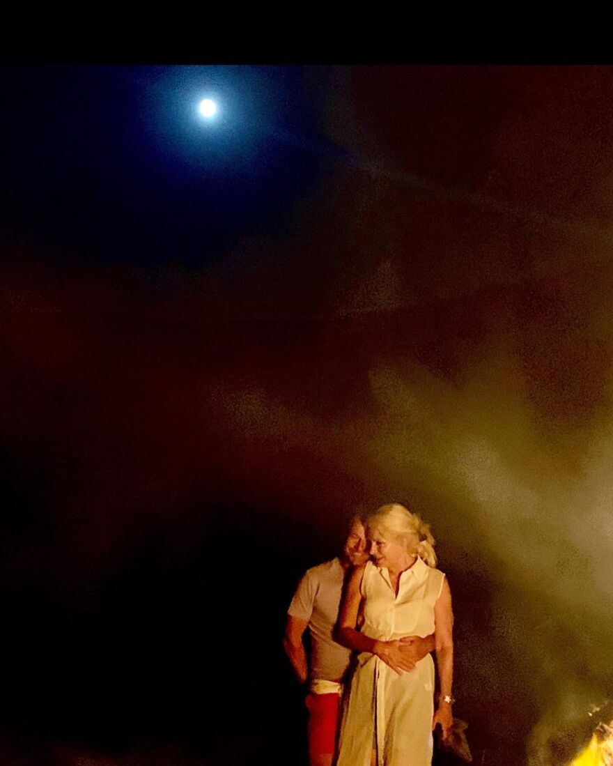 Ελένη Μενεγάκη - Μάκης Παντζόπουλος: Πάρτι με φωτιές στην παραλία 