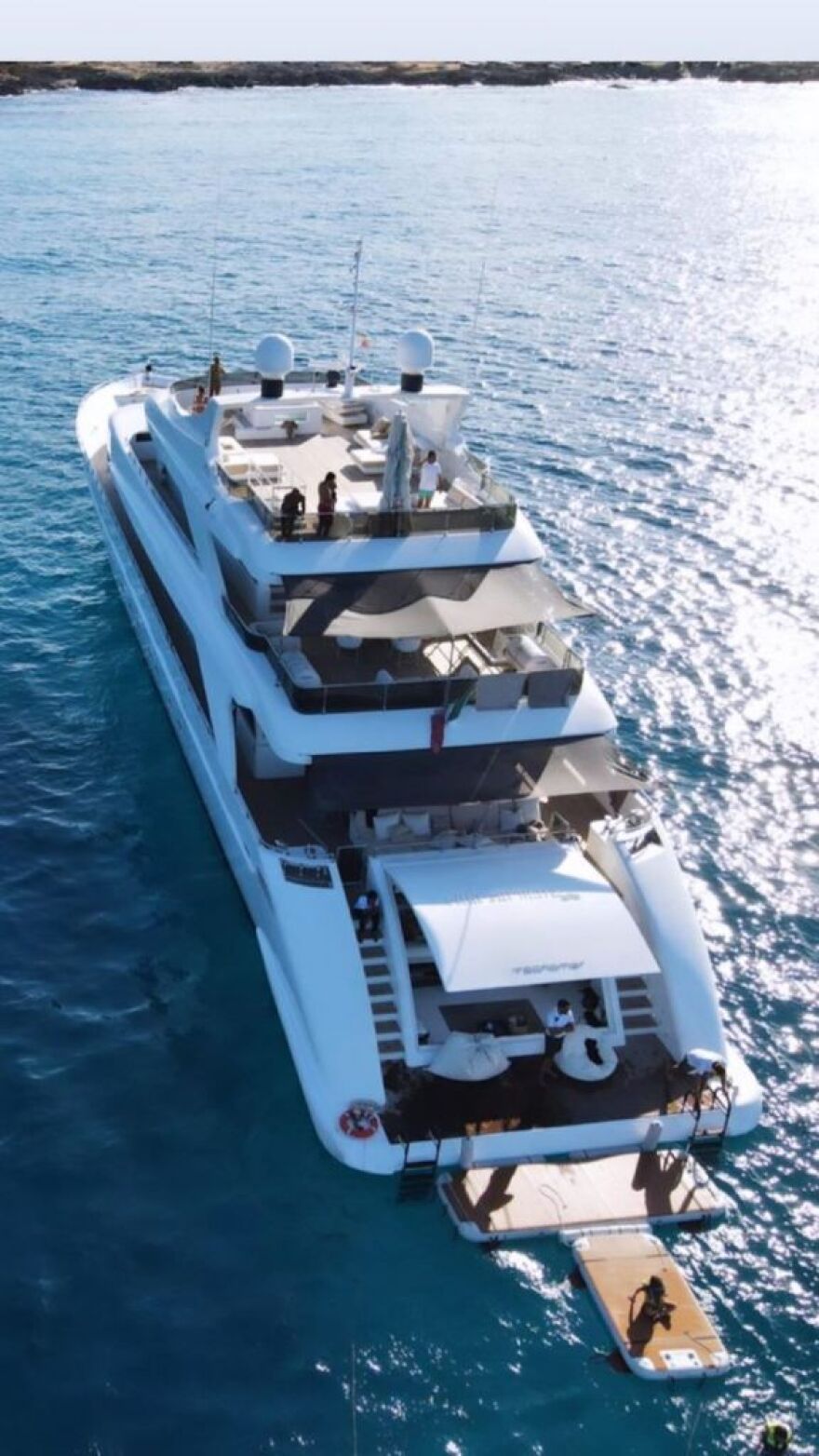 Το πάρτι... κορωνοϊού των Ικάρντι, Γουάντα Νάρα και Νεϊμάρ σε πολυτελές γιοτ στην Ίμπιζα 