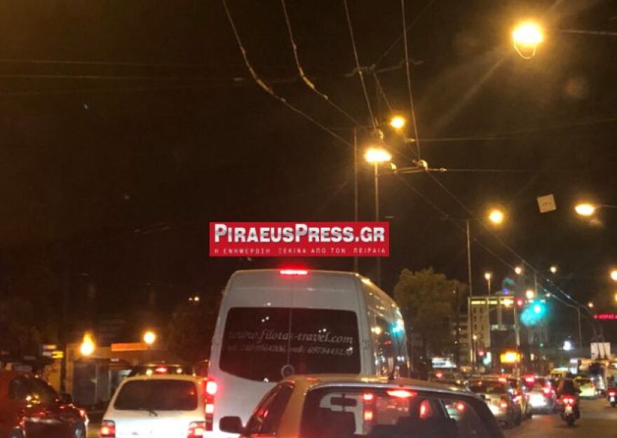 Συναγερμός στον Πειραιά: Ανέβηκε σε γερανό και απειλούσε να αυτοκτονήσει - Βίντεο