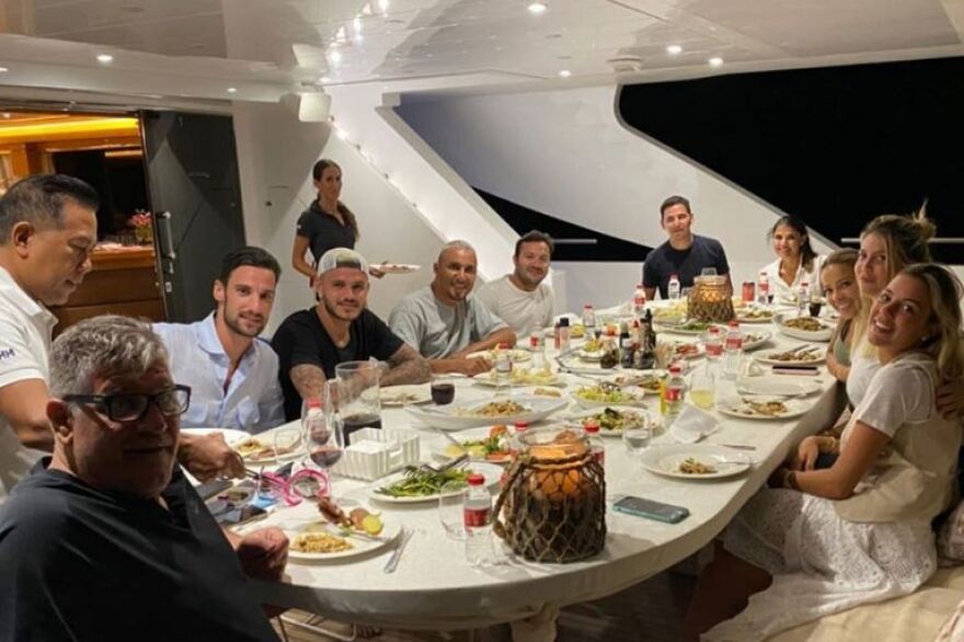 Το πάρτι... κορωνοϊού των Ικάρντι, Γουάντα Νάρα και Νεϊμάρ σε πολυτελές γιοτ στην Ίμπιζα 