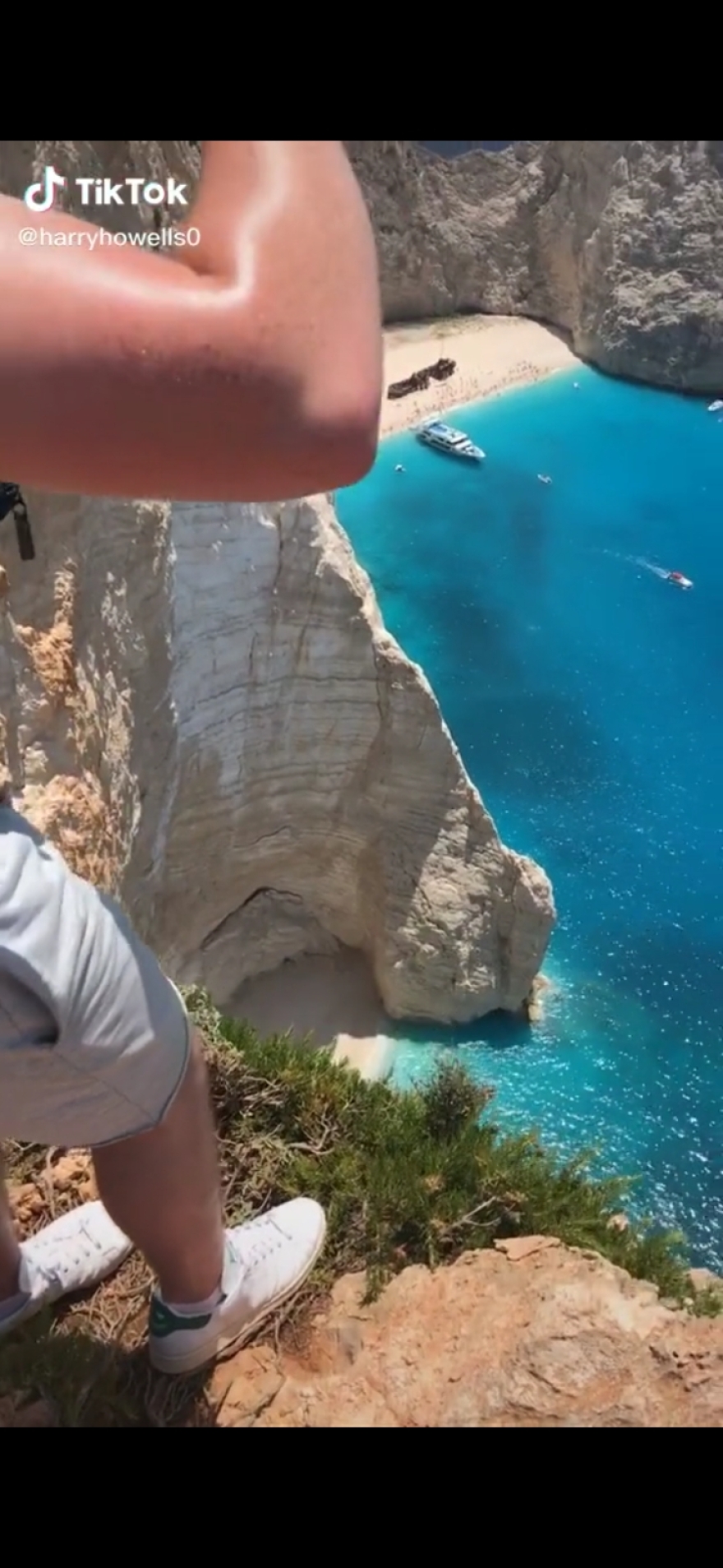 Ναυάγιο Ζακύνθου: Στη «μάχη» των likes οι τουρίστες - Ανεβαίνουν στον γκρεμό για χάρη του... Tik Tok