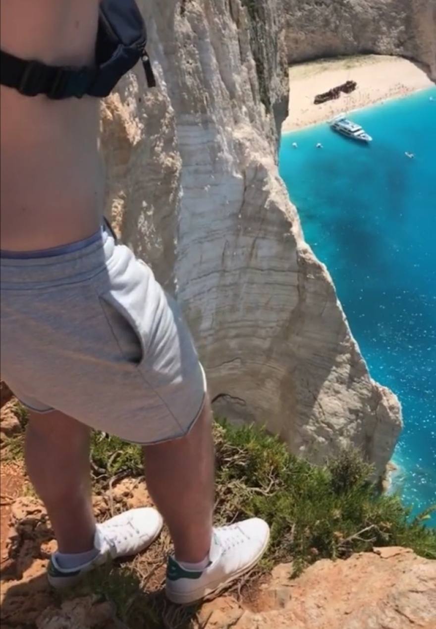 Ναυάγιο Ζακύνθου: Στη «μάχη» των likes οι τουρίστες - Ανεβαίνουν στον γκρεμό για χάρη του... Tik Tok