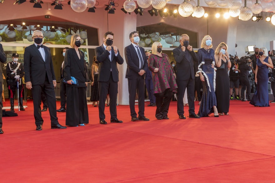 Φεστιβάλ Βενετίας: Πρεμιέρα με λάμψη και μάσκες