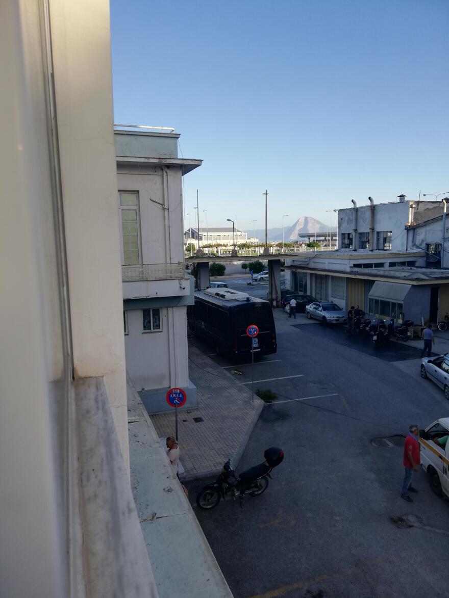 Πάτρα: Έφοδος της ΕΛΑΣ τα ξημερώματα στο Λαδόπουλο