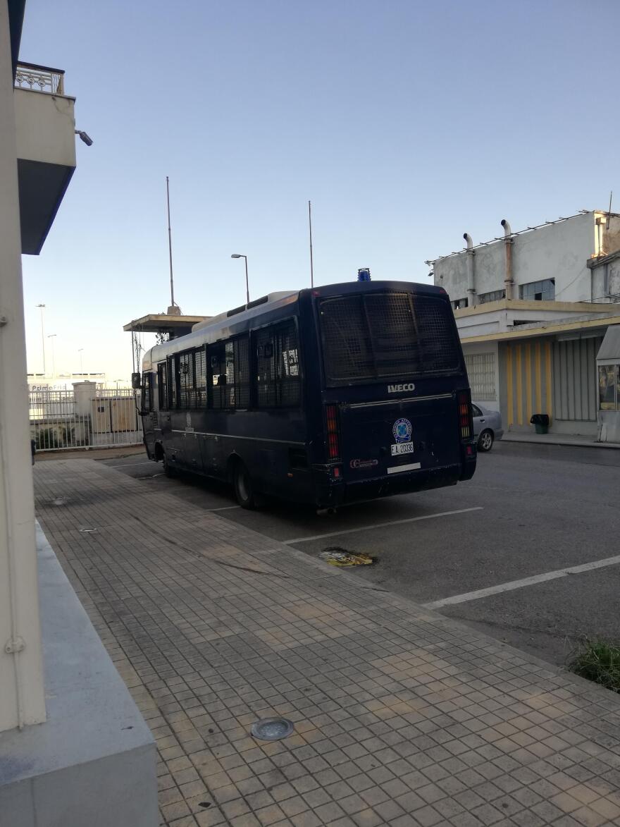 Πάτρα: Έφοδος της ΕΛΑΣ τα ξημερώματα στο Λαδόπουλο