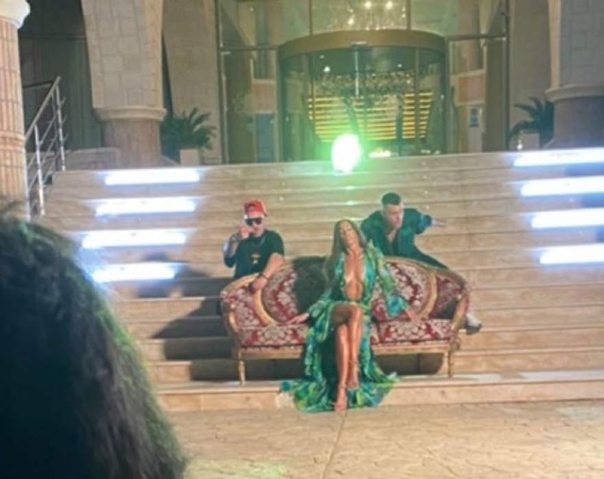 Κατερίνα Στικούδη vs Τζένιφερ Λόπεζ: Ποια φόρεσε καλύτερα το θρυλικό φόρεμα Versace; 