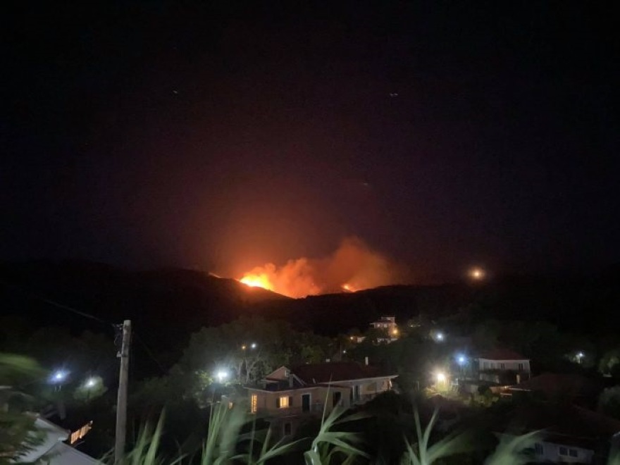 Ολονύχτια μάχη με τις φλόγες στην Κεφαλονιά: Εντολή εκκένωσης του οικισμού Καπανδρίτι