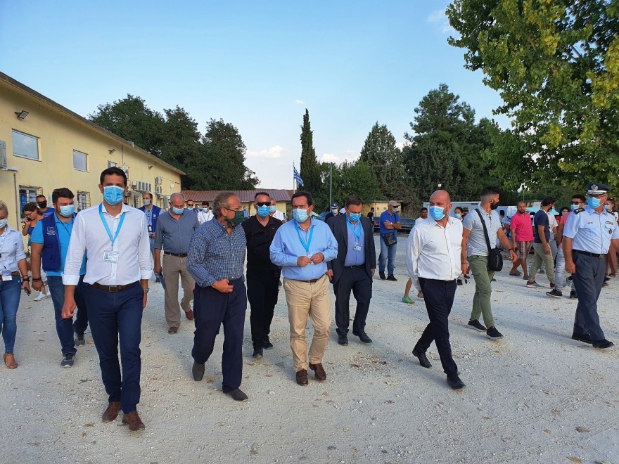 Μηταράκης: Επέδωσε βεβαίωση ασύλου σε πρόσφυγα που έσωσε από πνιγμό ηλικιωμένη γυναίκα στην Καβάλα