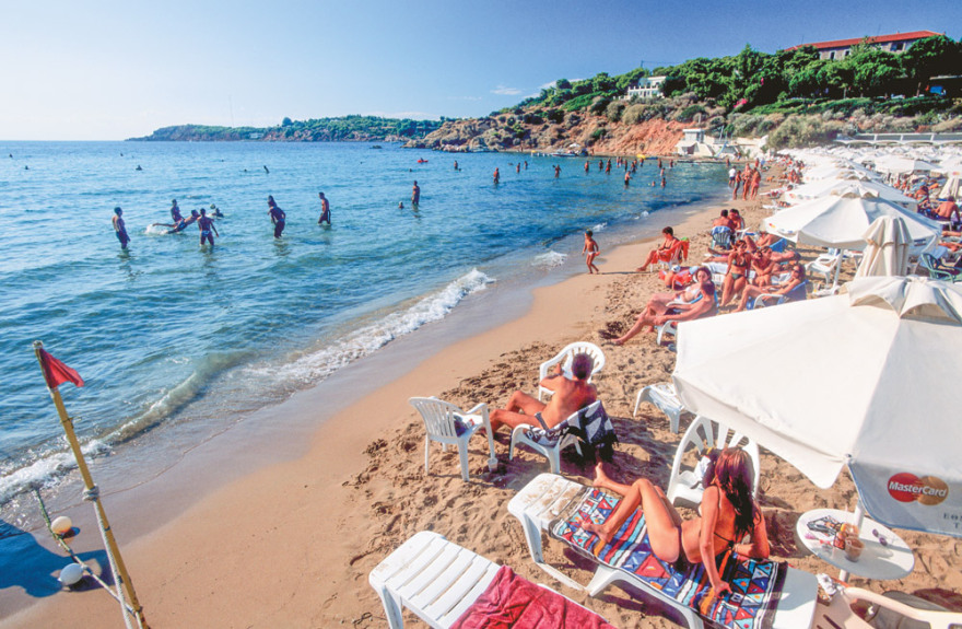 «Πόλεμος της ξαπλώστρας» στον Αστέρα Βουλιαγμένης - Διαβάστε τις αγωγές