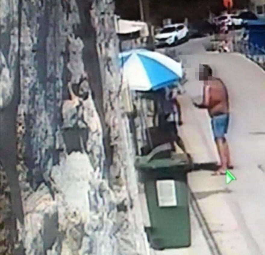 Δεν τον εξυπηρέτησαν και έκανε έλεγχο στο εστιατόριο λέγοντας ότι είναι γιατρός του ΕΟΔΥ