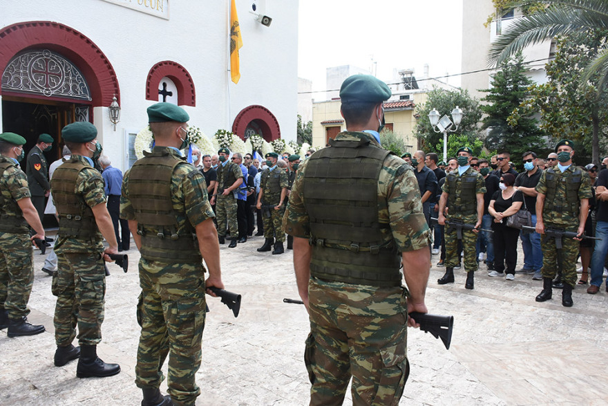 Θρήνος στην κηδεία του άτυχου αλεξιπτωτιστή που σκοτώθηκε μετά από πτώση