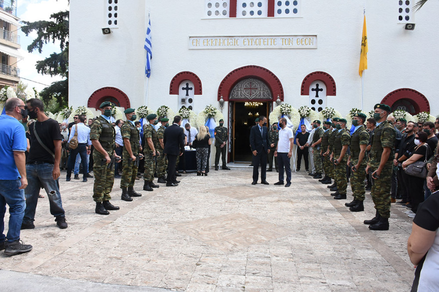 Θρήνος στην κηδεία του άτυχου αλεξιπτωτιστή που σκοτώθηκε μετά από πτώση