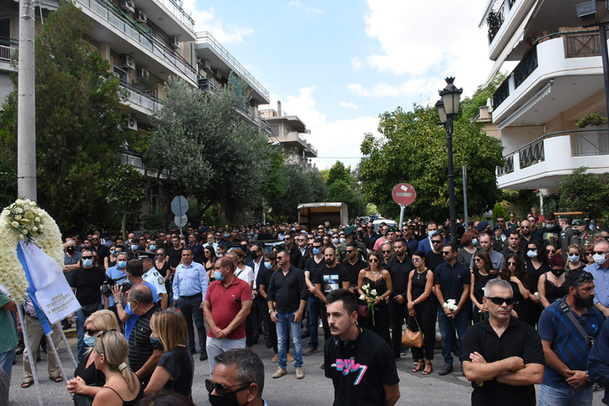 Θρήνος στην κηδεία του άτυχου αλεξιπτωτιστή που σκοτώθηκε μετά από πτώση