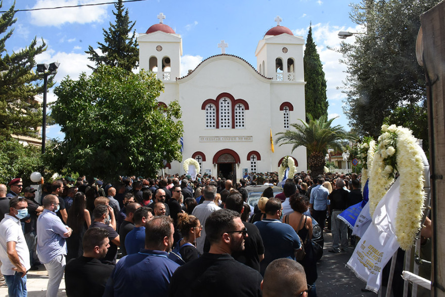 Θρήνος στην κηδεία του άτυχου αλεξιπτωτιστή που σκοτώθηκε μετά από πτώση